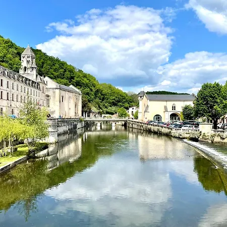 Fatfully Riverside Farm, Spa, & *
